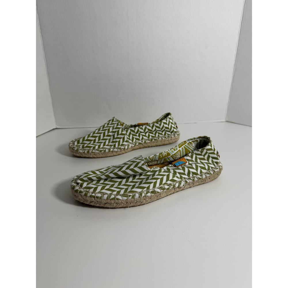 NWOB Ubntu Espadrilles Green Chevron Print Womens Size 7